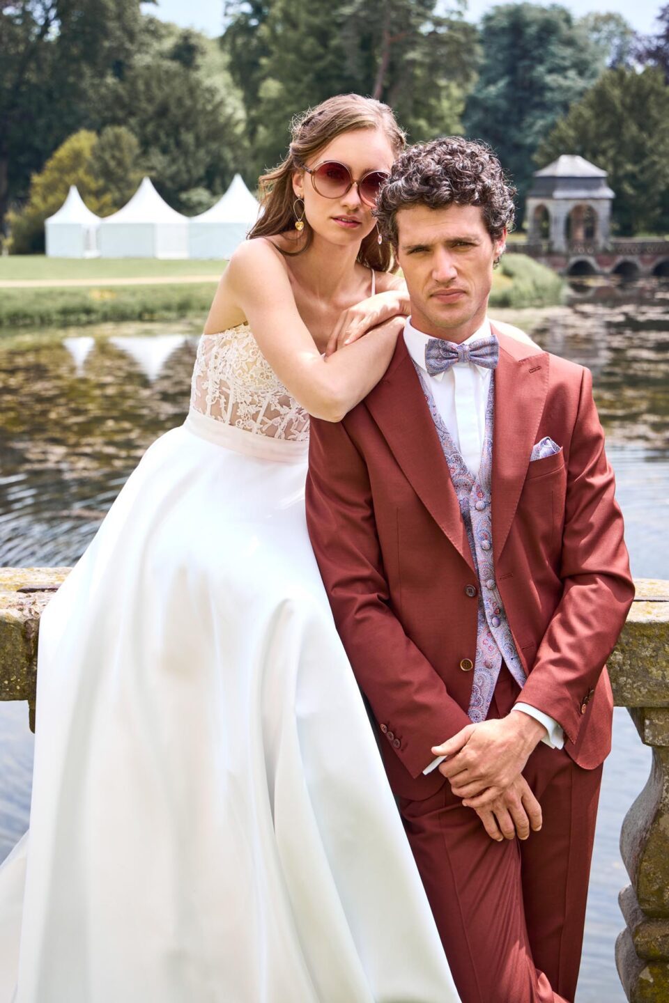 Modernes Brautpaar in wunderschönen Hochzeitsoutfits