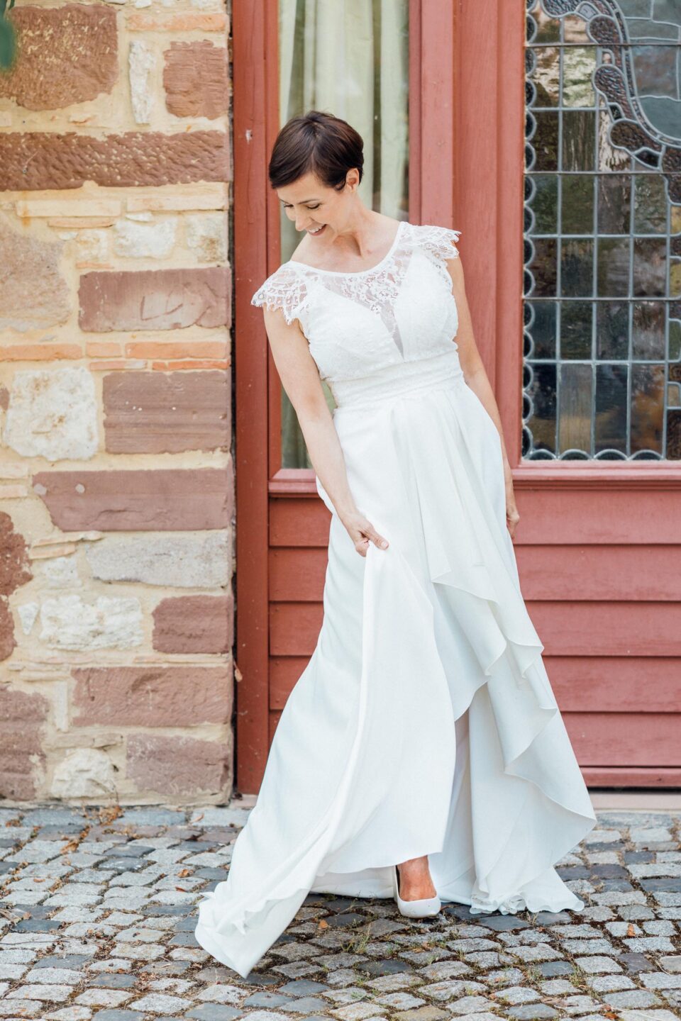 Satin Hochzeitskleid mit Trägern und Brautbolero aus Spitze an Ü50 Braut