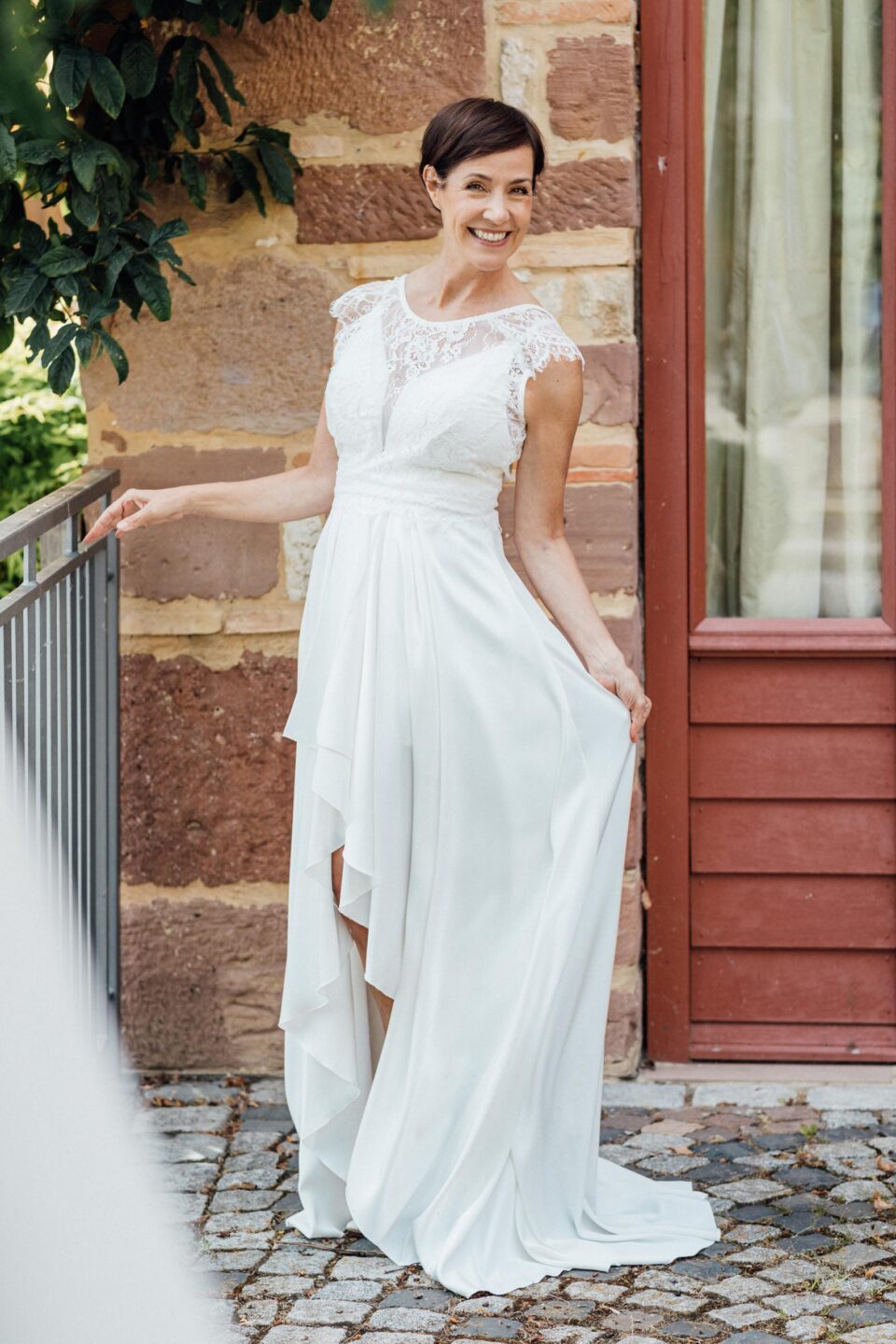 Satin Hochzeitskleid mit Brautbolero aus Spitze kombiniert