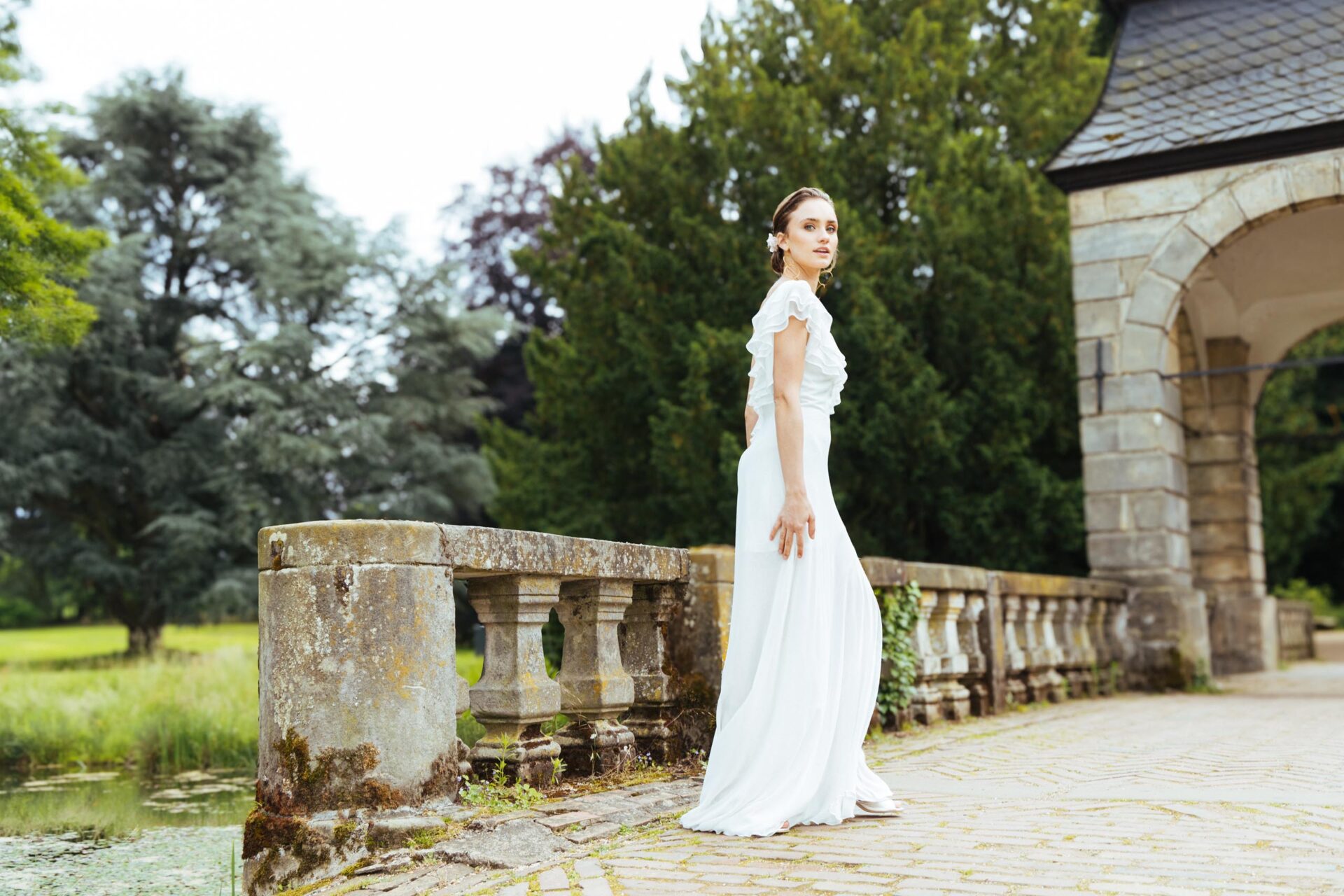 Chiffon Brautkleid mit Volants auf dem rechten Ärmel