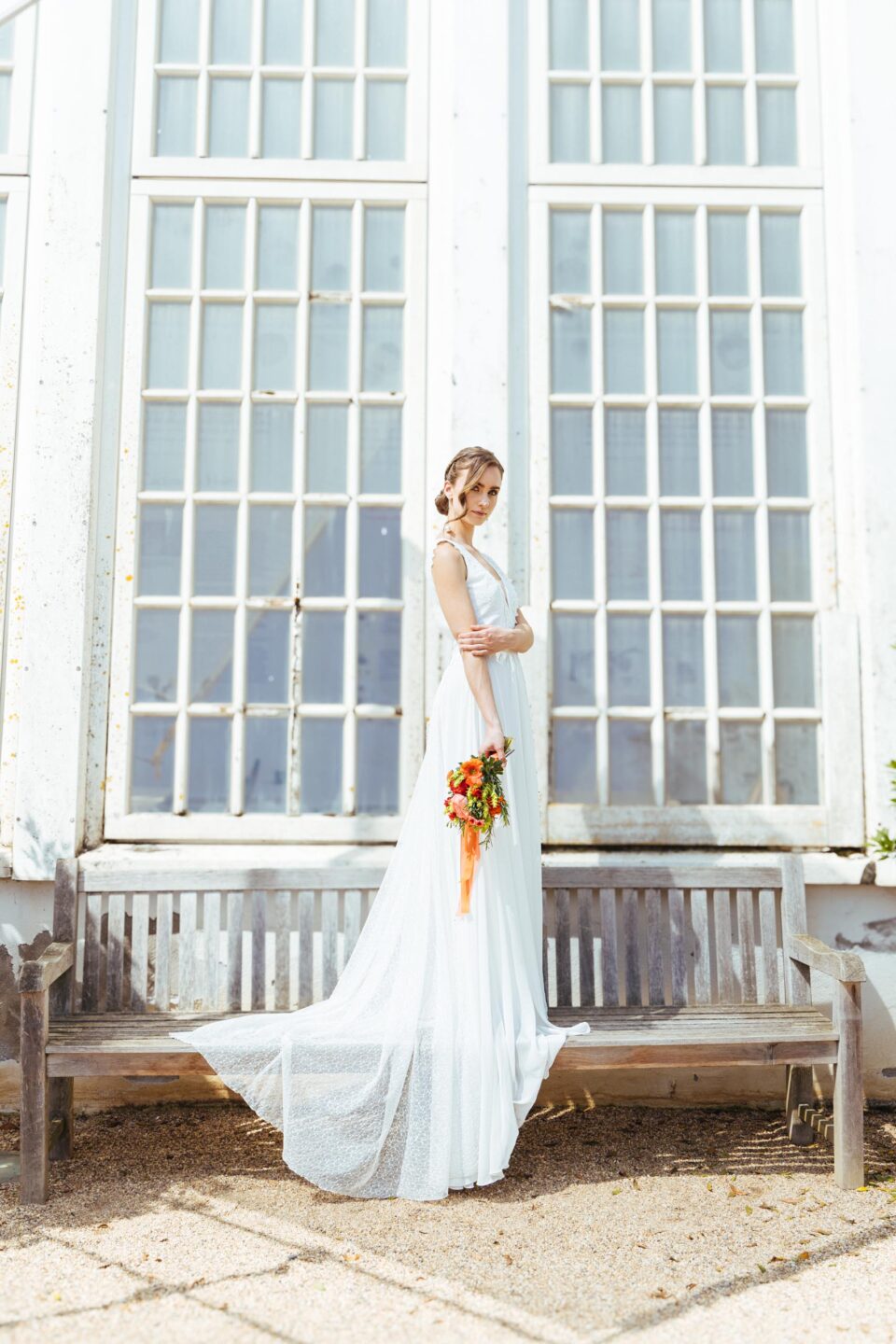 Taillenbetontes Hochzeitskleid mit Chiffon-Rock und Spitzenschleppe