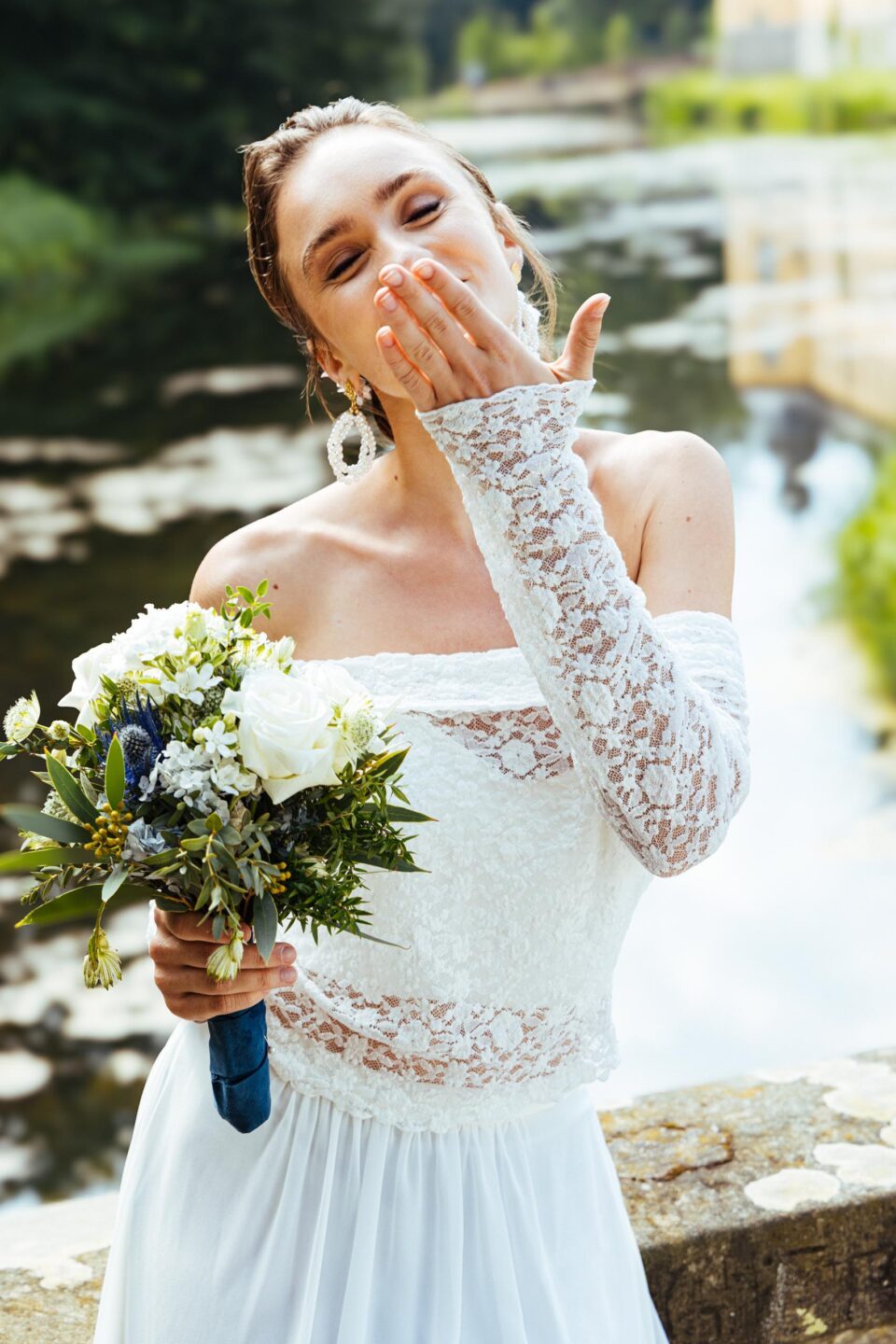 Braut im Langarm Carmenbolero mit Spitze sendet Handkuss