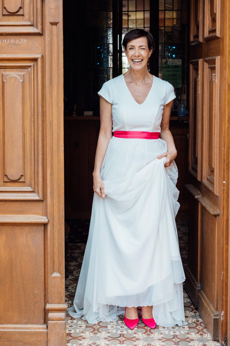 Kurzarm Brautkleid mit tiefem V-Ausschnitt