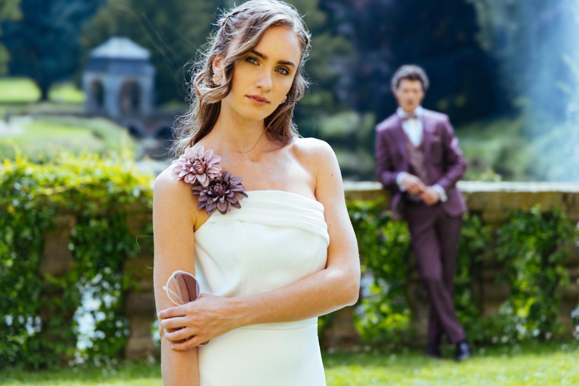 One Shoulder Brautkleid mit aufgesetzten Blüten auf dem Träger