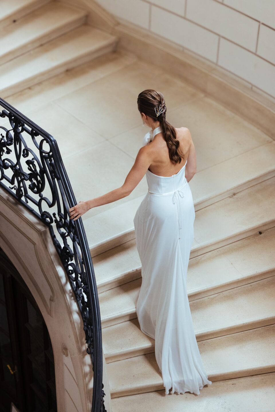 Braut im Neckholder Kleid mit schönem Rückenausschnitt